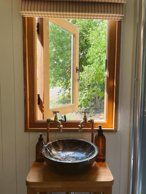 The Hereford Hut, Charming 1 Bedroom Shepherds Hut Callow Bagian luar foto